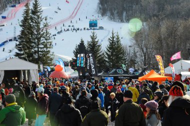 Killington, ABD - Kasım 24: Festival Köyü ve insanlar üzerinde 24 Kasım 2018 Audi FIS alp Kayak Dünya Kupası bayanlar dev Slalom Killington ABD sırasında genel görünümü.