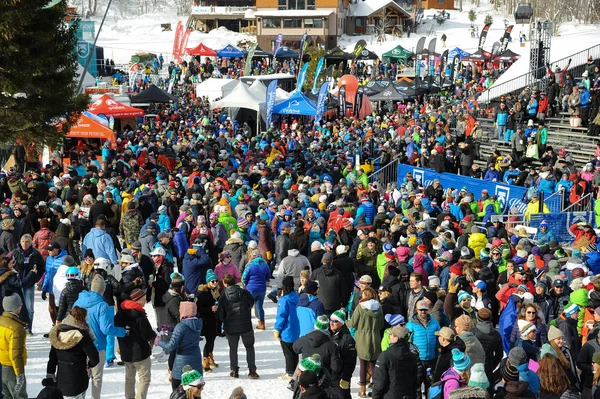 11月24日 2018年11月24日在基灵顿乌萨举行的奥迪菲斯高山滑雪世界杯女子巨人斯拉洛姆期间 对节日村和人们的总体看法 — 图库照片