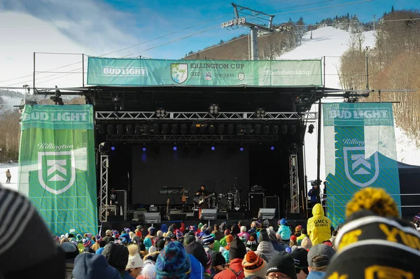 美国乌萨 11月24日 在2018年11月24日奥迪菲斯高山滑雪世界杯女子巨型 Slalom 在基灵顿乌萨举行的奥迪菲斯高山滑雪世界杯女声比赛期间 Tunstall 基地区的音乐节村现场音乐 — 图库照片