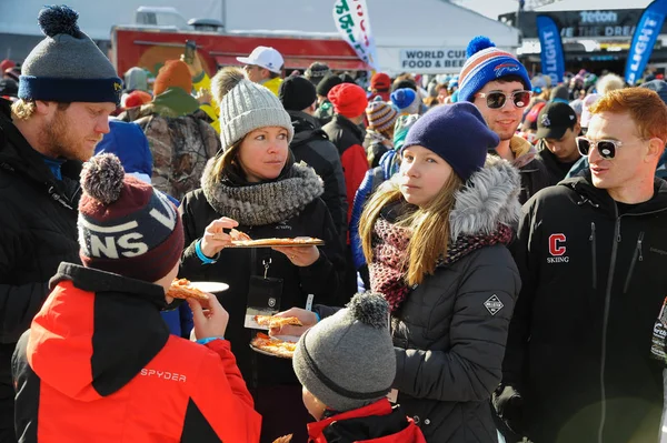 11月24日 2018年11月24日在基灵顿乌萨举行的奥迪菲斯高山滑雪世界杯女子巨人斯拉洛姆期间 对节日村和人们的总体看法 — 图库照片