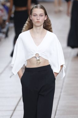 New York, Ny - 10 Eylül: Manken pist için 3.1 Phillip Lim New York moda haftası sırasında yeni tasarım yüksek okulda 10 Eylül 2018 New York'ta yürür.