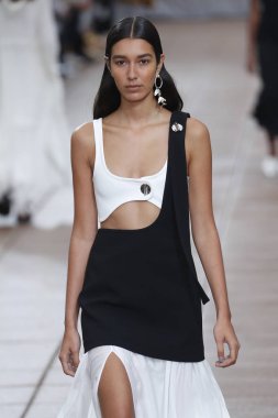 New York, Ny - 10 Eylül: Manken pist için 3.1 Phillip Lim New York moda haftası sırasında yeni tasarım yüksek okulda 10 Eylül 2018 New York'ta yürür.