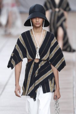 New York, Ny - 10 Eylül: Manken pist için 3.1 Phillip Lim New York moda haftası sırasında yeni tasarım yüksek okulda 10 Eylül 2018 New York'ta yürür.