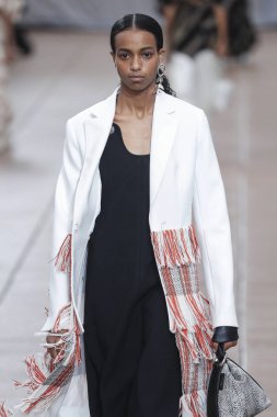 New York, Ny - 10 Eylül: Manken pist için 3.1 Phillip Lim New York moda haftası sırasında yeni tasarım yüksek okulda 10 Eylül 2018 New York'ta yürür.