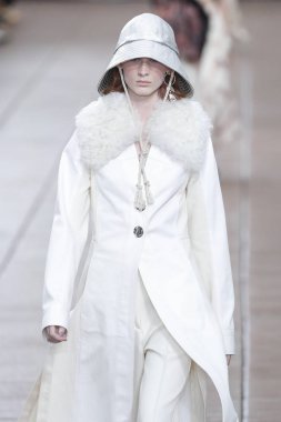 New York, Ny - 10 Eylül: Manken pist için 3.1 Phillip Lim New York moda haftası sırasında yeni tasarım yüksek okulda 10 Eylül 2018 New York'ta yürür.