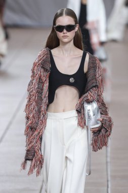 New York, Ny - 10 Eylül: Manken pist için 3.1 Phillip Lim New York moda haftası sırasında yeni tasarım yüksek okulda 10 Eylül 2018 New York'ta yürür.