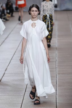 New York, Ny - 10 Eylül: Manken pist için 3.1 Phillip Lim New York moda haftası sırasında yeni tasarım yüksek okulda 10 Eylül 2018 New York'ta yürür.