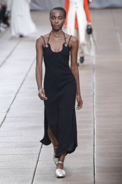 New York, Ny - 10 Eylül: Manken pist için 3.1 Phillip Lim New York moda haftası sırasında yeni tasarım yüksek okulda 10 Eylül 2018 New York'ta yürür.
