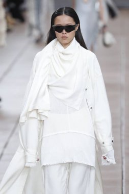 New York, Ny - 10 Eylül: Manken pist için 3.1 Phillip Lim New York moda haftası sırasında yeni tasarım yüksek okulda 10 Eylül 2018 New York'ta yürür.