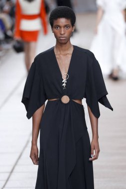 New York, Ny - 10 Eylül: Manken pist için 3.1 Phillip Lim New York moda haftası sırasında yeni tasarım yüksek okulda 10 Eylül 2018 New York'ta yürür.