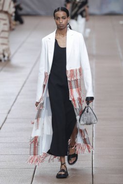 New York, Ny - 10 Eylül: Manken pist için 3.1 Phillip Lim New York moda haftası sırasında yeni tasarım yüksek okulda 10 Eylül 2018 New York'ta yürür.