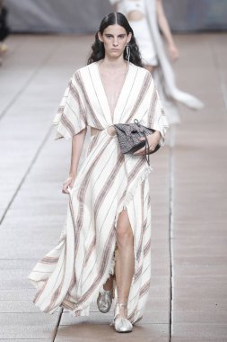 New York, Ny - 10 Eylül: Manken pist için 3.1 Phillip Lim New York moda haftası sırasında yeni tasarım yüksek okulda 10 Eylül 2018 New York'ta yürür.