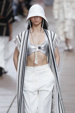 New York, Ny - 10 Eylül: Manken pist için 3.1 Phillip Lim New York moda haftası sırasında yeni tasarım yüksek okulda 10 Eylül 2018 New York'ta yürür.