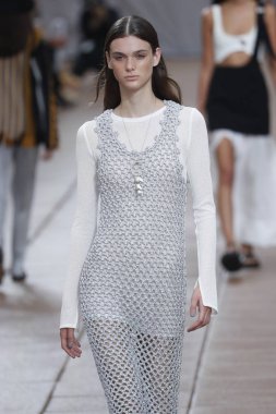 New York, Ny - 10 Eylül: Manken pist için 3.1 Phillip Lim New York moda haftası sırasında yeni tasarım yüksek okulda 10 Eylül 2018 New York'ta yürür.