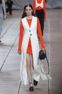 New York, Ny - 10 Eylül: Manken pist için 3.1 Phillip Lim New York moda haftası sırasında yeni tasarım yüksek okulda 10 Eylül 2018 New York'ta yürür.