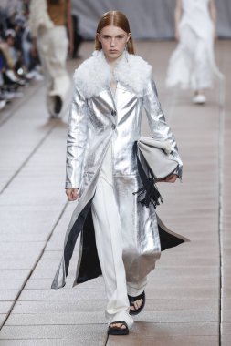 New York, Ny - 10 Eylül: Manken pist için 3.1 Phillip Lim New York moda haftası sırasında yeni tasarım yüksek okulda 10 Eylül 2018 New York'ta yürür.