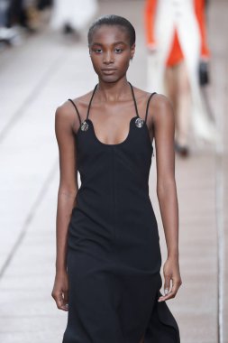 New York, Ny - 10 Eylül: Manken pist için 3.1 Phillip Lim New York moda haftası sırasında yeni tasarım yüksek okulda 10 Eylül 2018 New York'ta yürür.