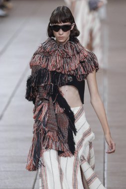 New York, Ny - 10 Eylül: Manken pist için 3.1 Phillip Lim New York moda haftası sırasında yeni tasarım yüksek okulda 10 Eylül 2018 New York'ta yürür.