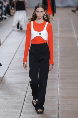 New York, Ny - 10 Eylül: Manken pist için 3.1 Phillip Lim New York moda haftası sırasında yeni tasarım yüksek okulda 10 Eylül 2018 New York'ta yürür.