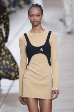 New York, Ny - 10 Eylül: Manken pist için 3.1 Phillip Lim New York moda haftası sırasında yeni tasarım yüksek okulda 10 Eylül 2018 New York'ta yürür.