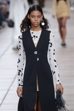 New York, Ny - 10 Eylül: Manken pist için 3.1 Phillip Lim New York moda haftası sırasında yeni tasarım yüksek okulda 10 Eylül 2018 New York'ta yürür.