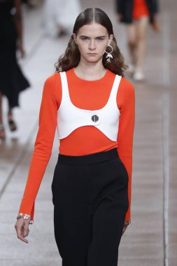 New York, Ny - 10 Eylül: Manken pist için 3.1 Phillip Lim New York moda haftası sırasında yeni tasarım yüksek okulda 10 Eylül 2018 New York'ta yürür.