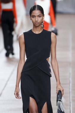 New York, Ny - 10 Eylül: Manken pist için 3.1 Phillip Lim New York moda haftası sırasında yeni tasarım yüksek okulda 10 Eylül 2018 New York'ta yürür.