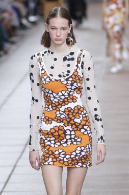 New York, Ny - 10 Eylül: Manken pist için 3.1 Phillip Lim New York moda haftası sırasında yeni tasarım yüksek okulda 10 Eylül 2018 New York'ta yürür.