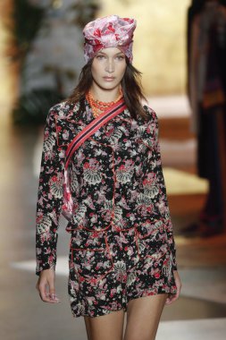 New York, Ny - 10 Eylül: Model Bella Hadid New York moda haftası sırasında Anna Sui için pist yürür: gösterir Galerisi ben New York'ta 10 Eylül 2018 bahar stüdyolarında.