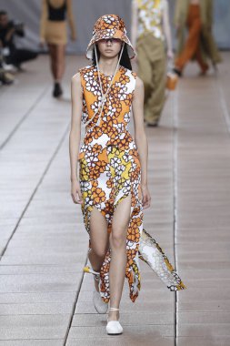 New York, Ny - 10 Eylül: Manken pist için 3.1 Phillip Lim New York moda haftası sırasında yeni tasarım yüksek okulda 10 Eylül 2018 New York'ta yürür.