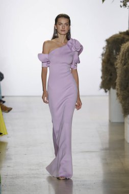 New York, Ny - Eylül 08: A model yürür, Badgley Mischka - New York moda haftası sırasında pist pist: gösterir Galerisi ben New York'ta 8 Eylül 2018 bahar stüdyolarında.