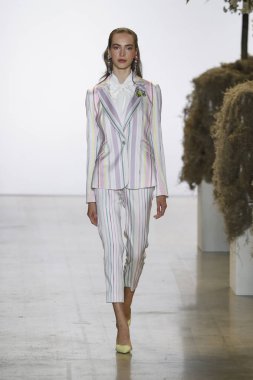 New York, Ny - Eylül 08: A model yürür, Badgley Mischka - New York moda haftası sırasında pist pist: gösterir Galerisi ben New York'ta 8 Eylül 2018 bahar stüdyolarında.