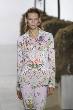 New York, Ny - Eylül 08: A model yürür, Badgley Mischka - New York moda haftası sırasında pist pist: gösterir Galerisi ben New York'ta 8 Eylül 2018 bahar stüdyolarında.