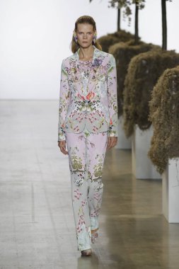 New York, Ny - Eylül 08: A model yürür, Badgley Mischka - New York moda haftası sırasında pist pist: gösterir Galerisi ben New York'ta 8 Eylül 2018 bahar stüdyolarında.