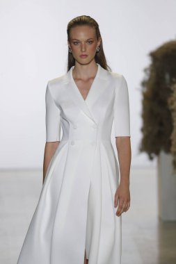 New York, Ny - Eylül 08: A model yürür, Badgley Mischka - New York moda haftası sırasında pist pist: gösterir Galerisi ben New York'ta 8 Eylül 2018 bahar stüdyolarında.