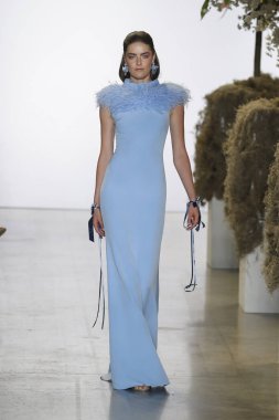 New York, Ny - Eylül 08: A model yürür, Badgley Mischka - New York moda haftası sırasında pist pist: gösterir Galerisi ben New York'ta 8 Eylül 2018 bahar stüdyolarında.