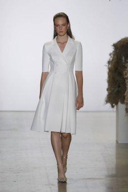 New York, Ny - Eylül 08: A model yürür, Badgley Mischka - New York moda haftası sırasında pist pist: gösterir Galerisi ben New York'ta 8 Eylül 2018 bahar stüdyolarında.