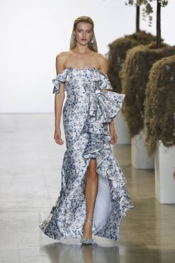 New York, Ny - Eylül 08: A model yürür, Badgley Mischka - New York moda haftası sırasında pist pist: gösterir Galerisi ben New York'ta 8 Eylül 2018 bahar stüdyolarında.