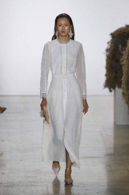 New York, Ny - Eylül 08: A model yürür, Badgley Mischka - New York moda haftası sırasında pist pist: gösterir Galerisi ben New York'ta 8 Eylül 2018 bahar stüdyolarında.