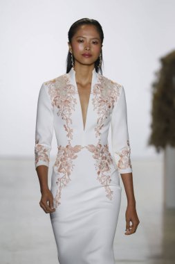 New York, Ny - Eylül 08: A model yürür, Badgley Mischka - New York moda haftası sırasında pist pist: gösterir Galerisi ben New York'ta 8 Eylül 2018 bahar stüdyolarında.