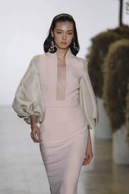 New York, Ny - Eylül 08: A model yürür, Badgley Mischka - New York moda haftası sırasında pist pist: gösterir Galerisi ben New York'ta 8 Eylül 2018 bahar stüdyolarında.