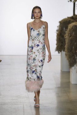 New York, Ny - Eylül 08: A model yürür, Badgley Mischka - New York moda haftası sırasında pist pist: gösterir Galerisi ben New York'ta 8 Eylül 2018 bahar stüdyolarında.