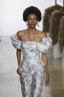 New York, Ny - Eylül 08: A model yürür, Badgley Mischka - New York moda haftası sırasında pist pist: gösterir Galerisi ben New York'ta 8 Eylül 2018 bahar stüdyolarında.