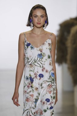 New York, Ny - Eylül 08: A model yürür, Badgley Mischka - New York moda haftası sırasında pist pist: gösterir Galerisi ben New York'ta 8 Eylül 2018 bahar stüdyolarında.