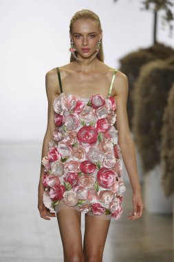 New York, Ny - Eylül 08: A model yürür, Badgley Mischka - New York moda haftası sırasında pist pist: gösterir Galerisi ben New York'ta 8 Eylül 2018 bahar stüdyolarında.