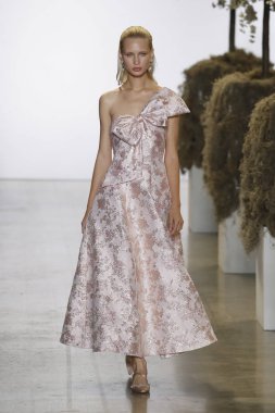 New York, Ny - Eylül 08: A model yürür, Badgley Mischka - New York moda haftası sırasında pist pist: gösterir Galerisi ben New York'ta 8 Eylül 2018 bahar stüdyolarında.