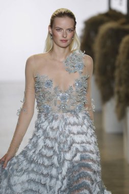 New York, Ny - Eylül 08: A model yürür, Badgley Mischka - New York moda haftası sırasında pist pist: gösterir Galerisi ben New York'ta 8 Eylül 2018 bahar stüdyolarında.