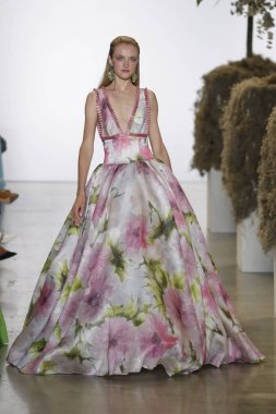 New York, Ny - Eylül 08: A model yürür, Badgley Mischka - New York moda haftası sırasında pist pist: gösterir Galerisi ben New York'ta 8 Eylül 2018 bahar stüdyolarında.