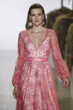 New York, Ny - Eylül 08: A model yürür, Badgley Mischka - New York moda haftası sırasında pist pist: gösterir Galerisi ben New York'ta 8 Eylül 2018 bahar stüdyolarında.