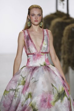 New York, Ny - Eylül 08: A model yürür, Badgley Mischka - New York moda haftası sırasında pist pist: gösterir Galerisi ben New York'ta 8 Eylül 2018 bahar stüdyolarında.